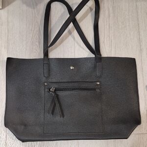 Chic Black Tote Bag with Front Pocket